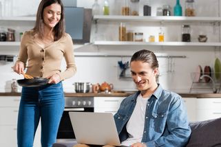 Jak si udržet muže? Sex, pokora a plná lednice zní jako rady z minulého století, ale frčí i dnes - Proženy.cz